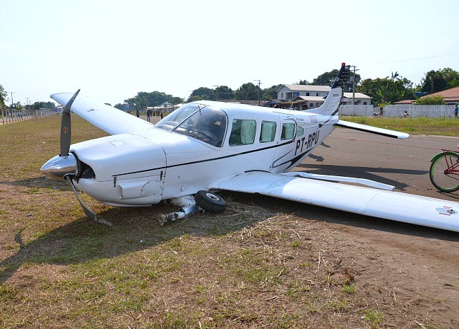 Avião atingiu motociclista no momento do pouso  (Foto: Luiz Carlos da Silva)