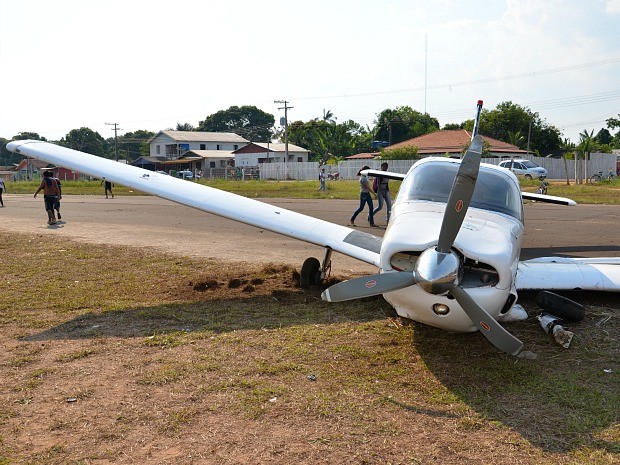 Avião foi danificado durante acidente, mas o piloto não ficou ferido (Foto: Luiz Carlos da Silva)