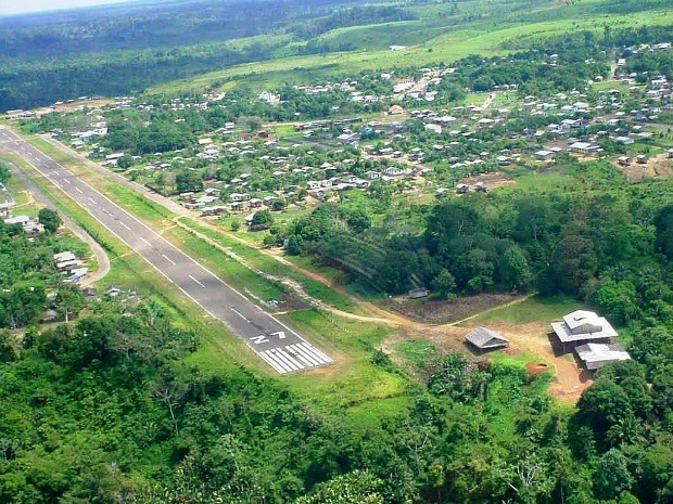 Pista de pouso fica na área central da cidade de Pauini (Foto: Alex Mamed)