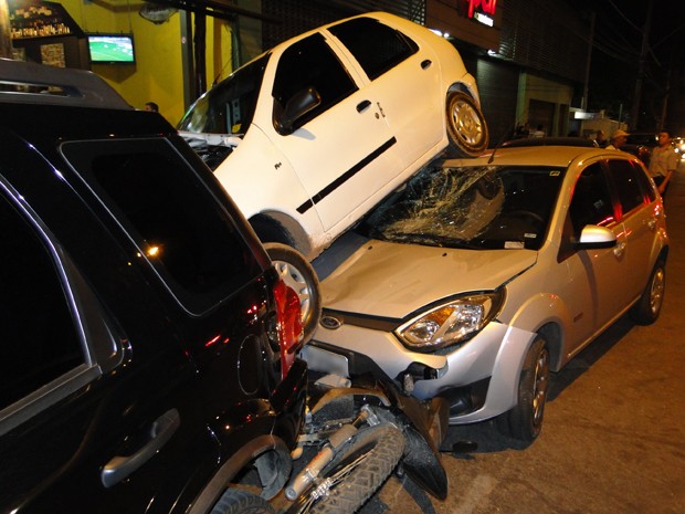 Veículos estacionados são atingidos na frente de restaurante, no bairro Prado, Região Oeste de Belo Horizonte  (Foto: Humberto Trajano / G1)