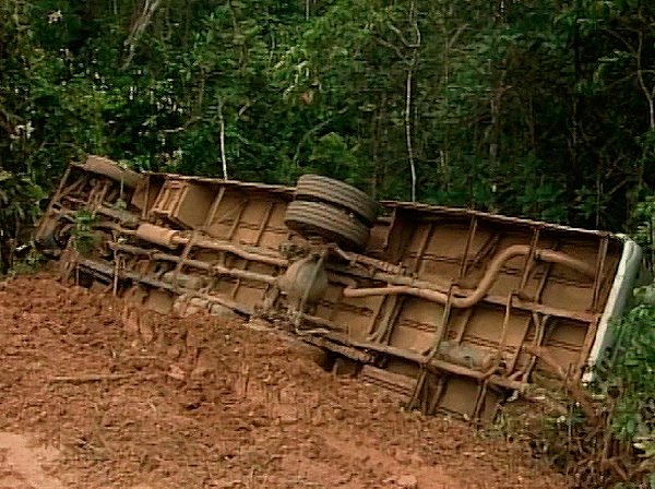 Ônibus tomba em ribanceira e deixa 12 passageiros feridos no sul da BA (Foto: Reprodução/TV Bahia)