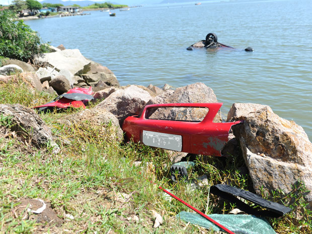 Veículo ainda estava no local do acidente na tarde deste domingo. (Foto: Alan Pedro/Agência RBS)