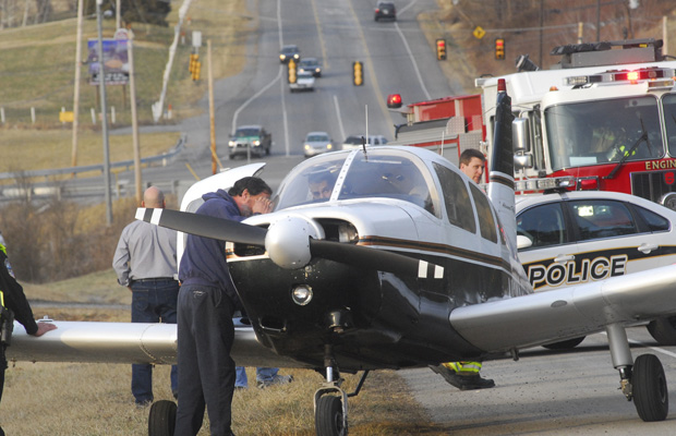 Foto mostra pequeno avião após pouso de emergência na rodovia Boones Creek, no condado de Wise, no estado americano do Tennessee, neste domingo (20). O motor do avião parou quando o estudante Phoenix Phillips, de 14 anos, fazia sua primeira aula de pilotagem. Ele e o instrutor conseguiram fazer o pouso em segurança, e ninguém se feriu. Depois que um mecânico consertou o motor, o instrutor decolou até o aeroporto regional. Phoenix voltou para casa de carro com os pais, mas disse que a experiência só o deixou mais entusiasmado para aprender a voar. (Foto: AP)