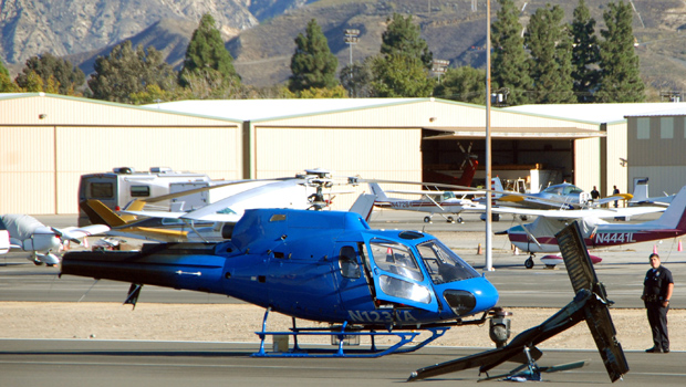 Helicóptero de emissora de TV após acidente nesta sexta-feira (12) no aeroporto Whiteman, em Los Angeles, na Califórnia. A aeronave perdeu o rotor e a cauda em um pouso de emergência, depois de uma falha do motor. A cauda bateu no chão na hora do pouso, mas o piloto, Derek Bell, conseguiu pousar em segurança.
