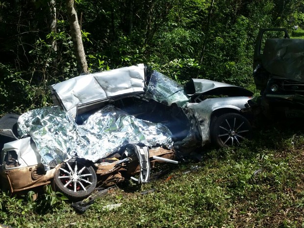 Carro ficou completamente destruído após a batida (Foto: Ivania Bonatto/arquivo pessoal)