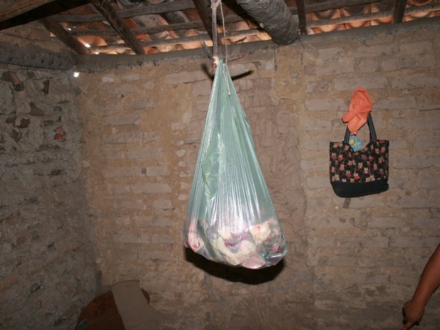 Carne era guardada fora da geladeira em alojamentos (Foto: Ministério Público do Trabalho)