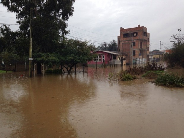 Excesso de chuva causa acúmulo de água em Bagé, RS (Foto: Felipe Bastos/RBS TV)