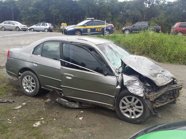 Casal de idosos estava em Honda Civic que colidiu contra táxi   (Foto: PRF/Divulgação)