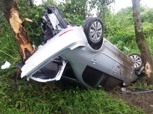 Carro só parou depois que bateu em árvores ao lado da rodovia (Foto: Alexsandro da Costa Leite / Arquivo Pessoal)