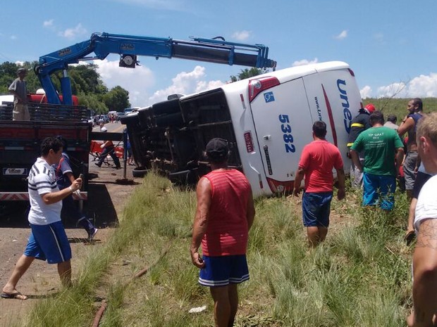 Acidente com ônibus deixou mortos e feridos no RS (Foto: Divulgação/Comando Rodoviário da BM)
