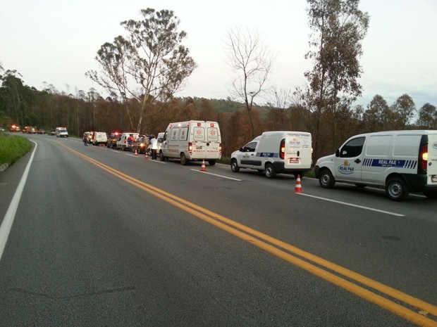 Ambulâncias e carros de funerária aguardam pelo socorro das vítimas na rodovia. (Foto: Polícia Rodoviária Federal/Divulgação)