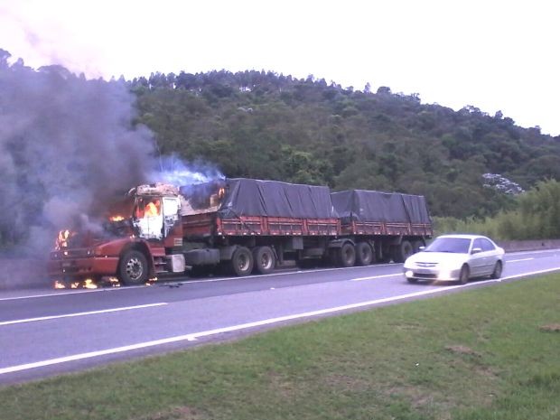 Caminhão pega fogo na rodovia Dom Pedro em Nazaré Paulista, SP (Foto: Edgar Rocha/ TV Vanguarda)