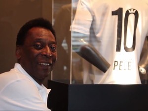 Pelé posa ao lado de busto (Foto: Reprodução/Santos TV)