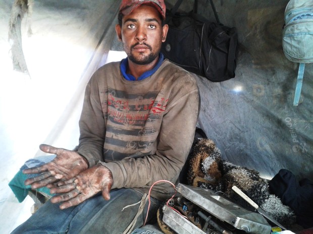 Wagner mostra as mãos feridas com o trabalho, ele diz que nunca usou equipamentos de segurança (Foto: Michelly Oda / G1)