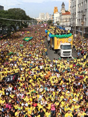 Milhares de evangélicos se reúnem na Marcha para Jesus (Foto: Marcos Bezerra/Futura Press/Estadão Conteúdo)