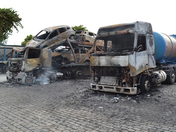 Caminhão cegonha pega fogo com 11 carros e todos ficam destruídos; bahia (Foto: Everaldo Lins / Visão Diária)