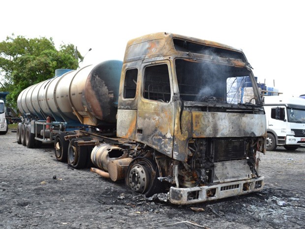 Caminhão cegonha pega fogo com 11 carros e todos ficam destruídos (Foto: Everaldo Lins / Visão Diária)