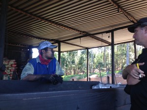 19 trabalhadores foram encontrados em carvoarias diferentes, além de adolescentes e crianças (Foto: Thiago Reis/G1)