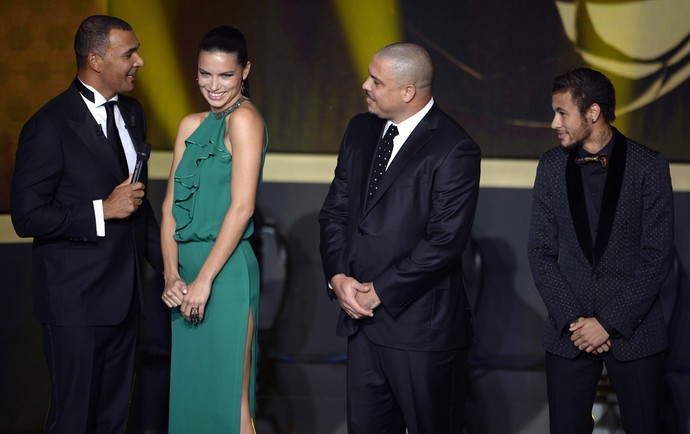 Gullit, Adriana Lima, Ronaldo, Neymar e Fernanda Lima, bola de ouro FiFA (Foto: AFP)