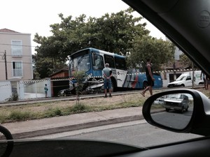 Ônibus destruiu veículo após acidente em Santos, SP (Foto: Juliana Kucharuk / Arquivo Pessoal)