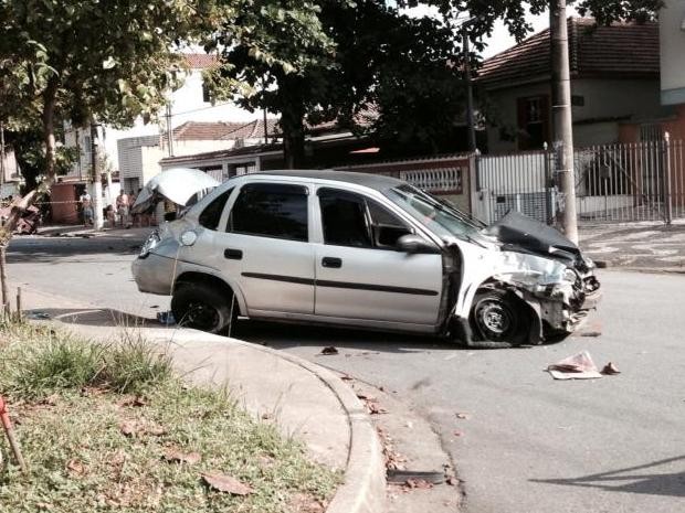 Carros estacionados também ficaram danificados (Foto: Juliana Kucharuk / Arquivo Pessoal)