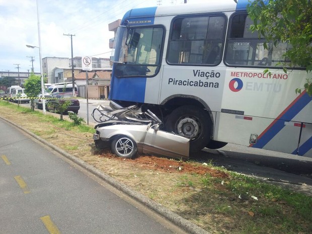 Carro ficou completamente destruído após acidente em Santos (Foto: Nina Barbosa / TV Tribuna)