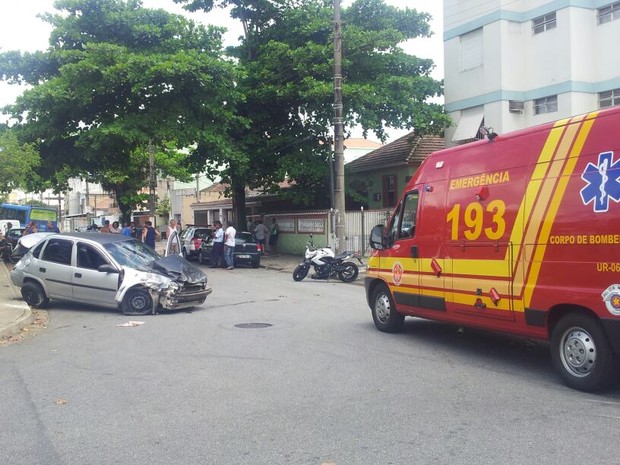 Samu efetuou o resgate dos motoristas, que passam bem (Foto: Nina Barbosa / TV Tribuna)