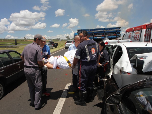 Noiva que estava em um dos carros a caminho de festa é resgatada pelos bombeiros em São Carlos (Foto: Maurício Duch/Arquivo Pessoal)