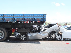 Veículo entrou embaixo de caminhão e motorista conseguiu sair ileso na Washington Luís, em São Carlos (Foto: Maurício Duch/Arquivo Pessoal)