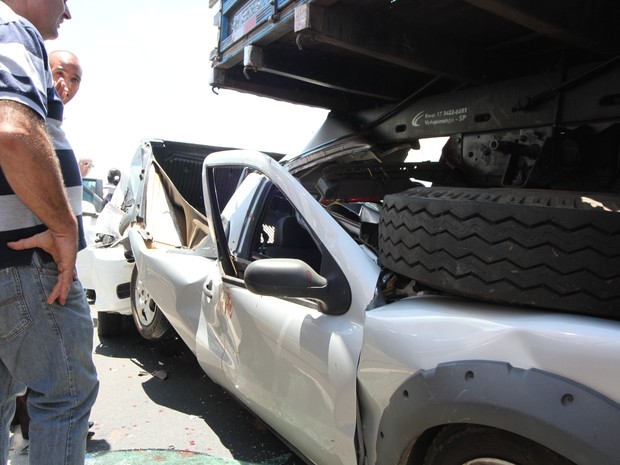 Carro que entrou embaixo de caminhão ficou completamente destruído em São Carlos (Foto: Maurício Duch/Arquivo Pessoal)