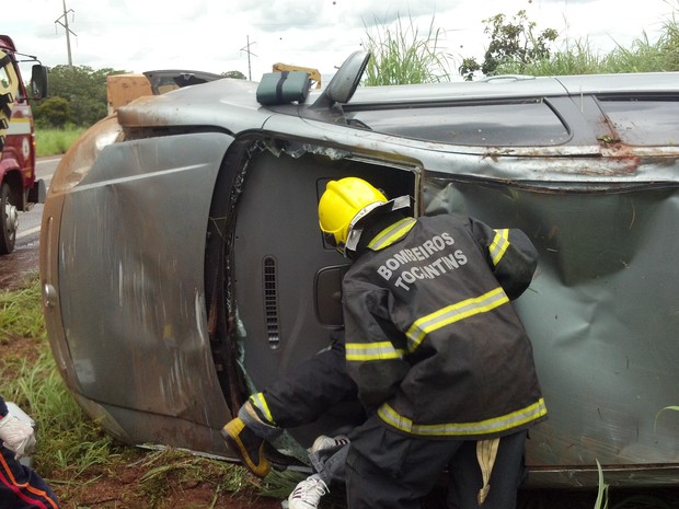 Motorista se distraiu ao ver acidente e capotou o carro na TO-080 (Foto: Divulgação/Bombeiros TO)