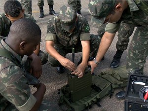 Militares do Exército do Rio de Janeiro preparam equipamento para ação no Espírito Santo (Foto: Reprodução/TV Gazeta)