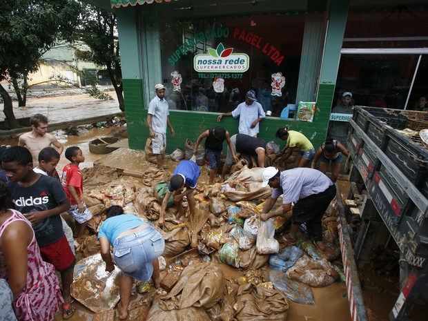 População atingida oela chuva recolhe alimentos descartados por supermercado em Itaguaçu, Noroeste do Espírito Santo.. (Foto: Vitor Jubini/ A Gazeta)