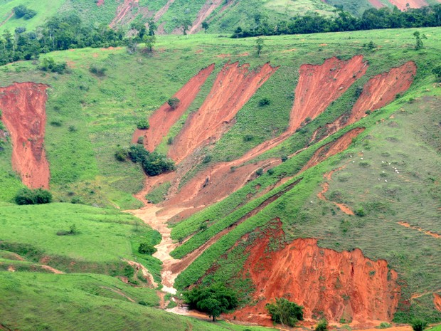 Deslizamento de terras na zona rural de Baixo Guandu causado pelo excesso de chuva na região Noroeste do Espírito Santo. (Foto: Vitor Jubini/ A Gazeta)