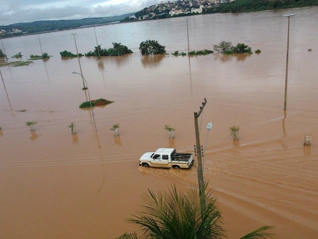 Colatina, no Espírito Santo, ficou completamete tomada pela água (Foto: Kadija Gonçalves/ VC no G1)