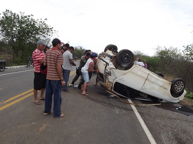 Motorista perdeu o controle do carro após passar por um declívio na pista. (Foto: Franciel Feitosa)