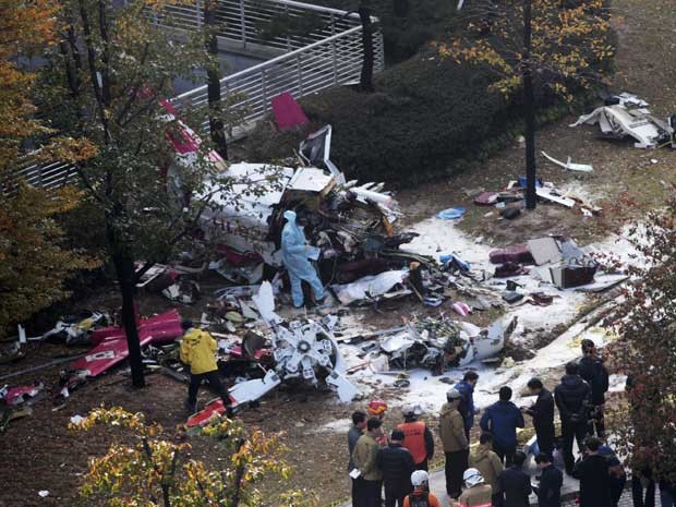 Destroços de helicóptero que colidiu com um prédio em Seul, matando seus dois ocupantes. (Foto: Chung Bit-na / Yonhap / AP Photo)
