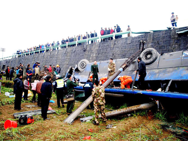 Quatro pessoas morreram após queda do ônibus (Foto: Wu dongjun / Imaginechina / AFP)