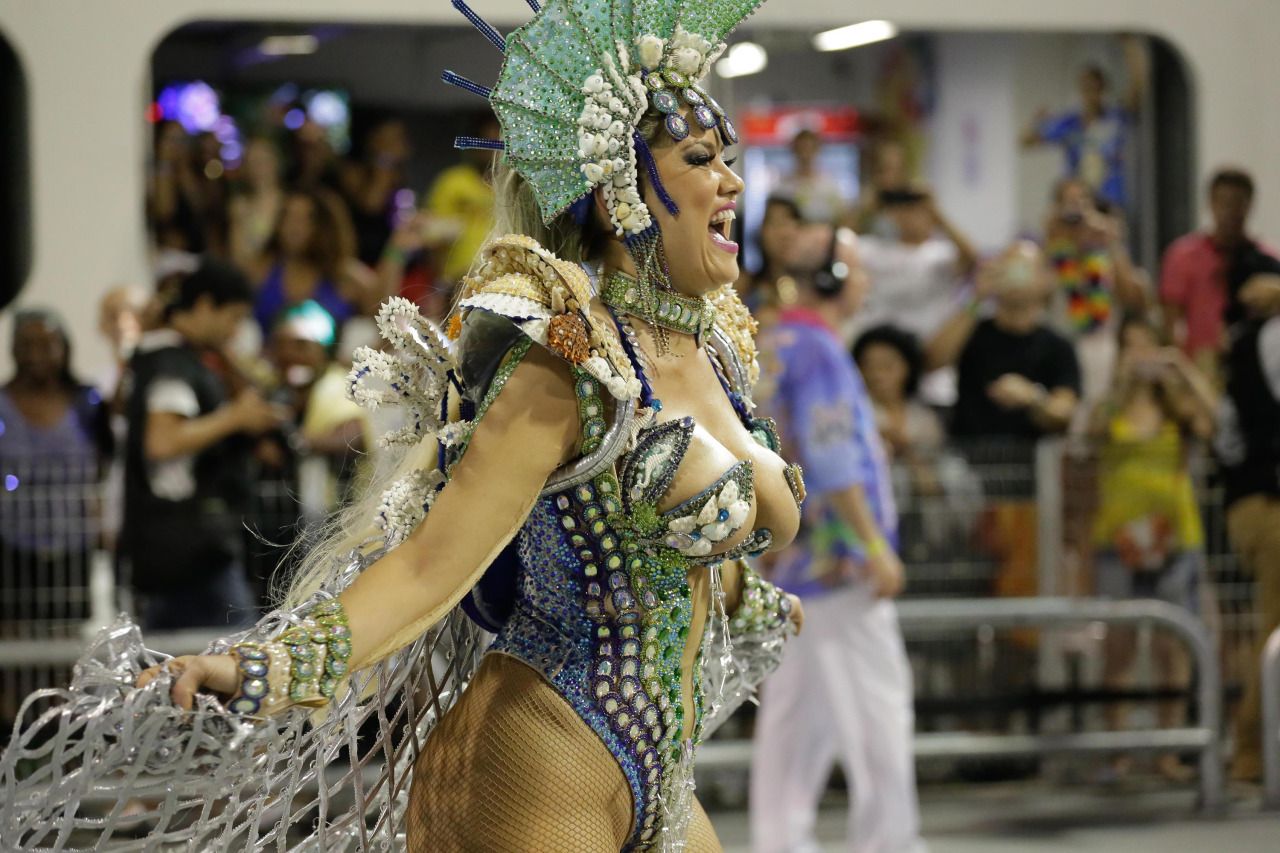 A fantasia da loira trazia elementos marinhos e representava uma sereia capturada. (Foto: Futura Press)