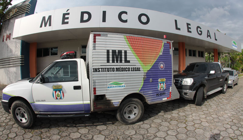 O corpo foi removido pelo Instituto Médico Legal (IML) - foto: Arthur Castro