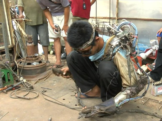 Homem cria braço com sucata (Foto: BBC)