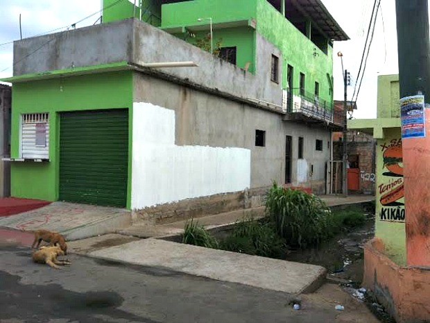 Homem tentou correr mais caiu ferido em rua na Compensa 2 (Foto: Adneison Severiano/G1 AM)