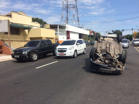 Condutor explicou que acidente ocorreu após outro veículo, que estava estacionado, surgir na via rapidamente