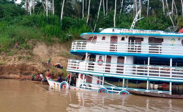 Depois de bater no tronco, o barco acabou encalhando, e também entrando água no casco, o que deixou a embarcação com parte da estrutura em baixo d?água - foto: divulgação