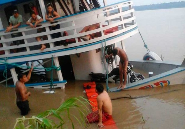 Após o ocorrido os passageiros foram colocados em outro barco e seguiram viagem - foto: divulgação