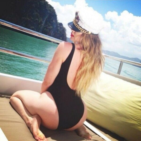 Khloe Kardashian também divulgou fotos com o foco no bumbum. 