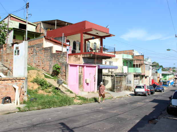 Crime ocorreu na casa da vítima, na Rua Rio Branco, no Santo Antônio (Foto: Jamile Alves/G1 AM)