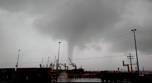 Ocasionado pelo mal tempo, o fenômeno é formado devido à grande quantidade de nuvens de tempestade - foto: divulgação