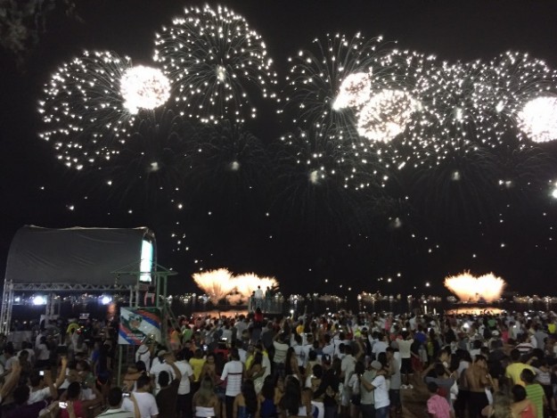 A queima de fogos durou 10 minutos na Ponta negra e coloriu o céu na orla - fotos: divulgação/Semcom