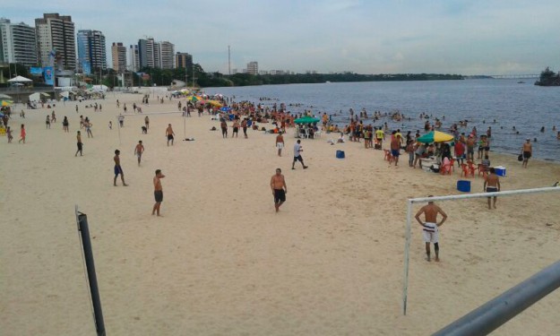 Os salva-vidas, bombeiros e equipes de atendimento à saúde estarão na praia até às 17h. Após esse horário, será proibido entrar no rio ? foto:  arquivo EM TEMPO